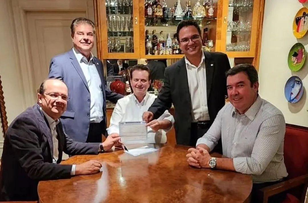 Vice Governador Barbosinha se filia a partido que deve receber o Governador Eduardo Riedel futuramente. Vice Governador Barbosinha se filia a partido que deve receber o Governador Eduardo Riedel futuramente.