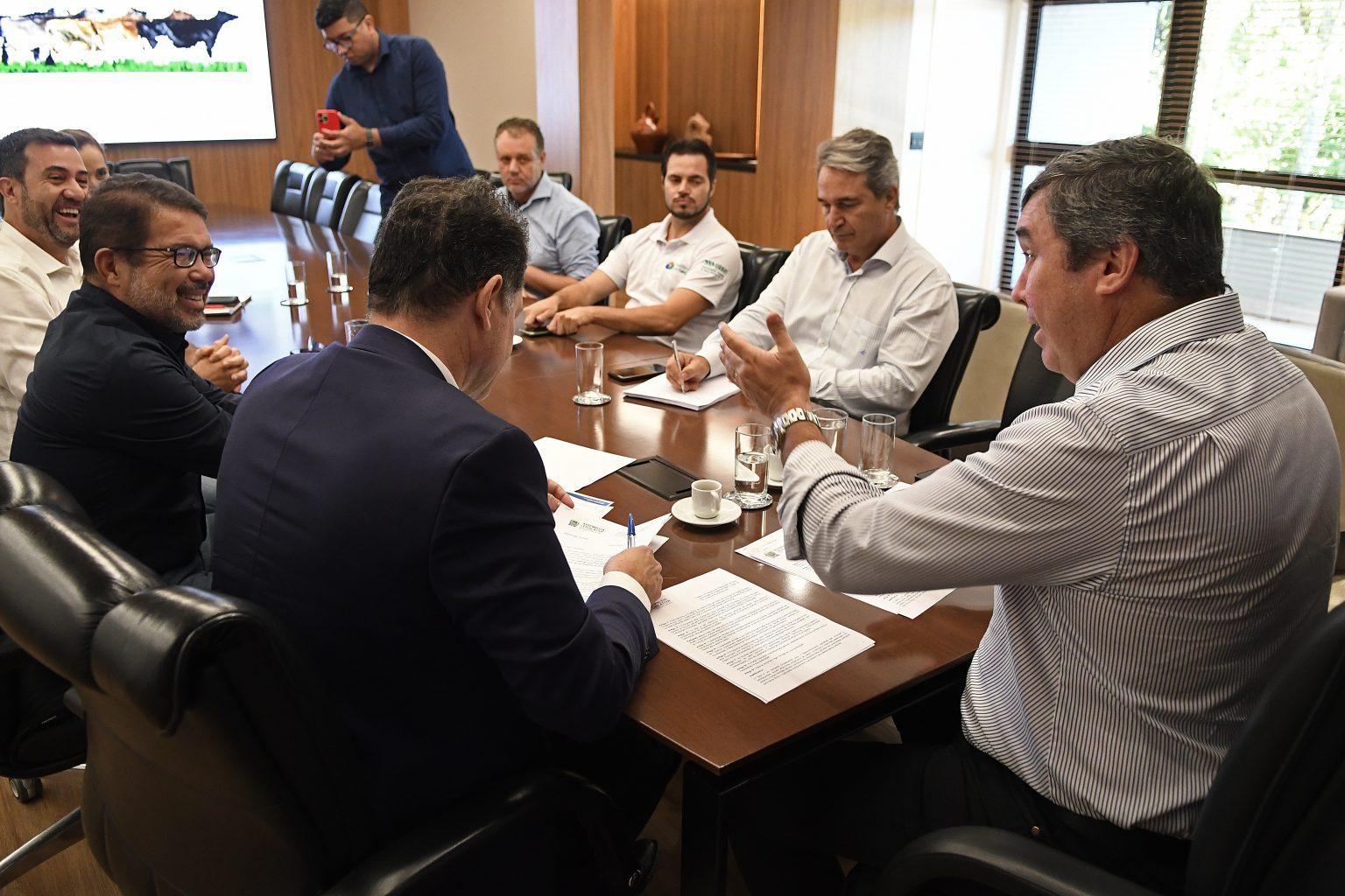 Governo de MS recebe projeto para melhoraria da produção leiteira no Estado. Governo de MS recebe projeto para melhoraria da produção leiteira no Estado.