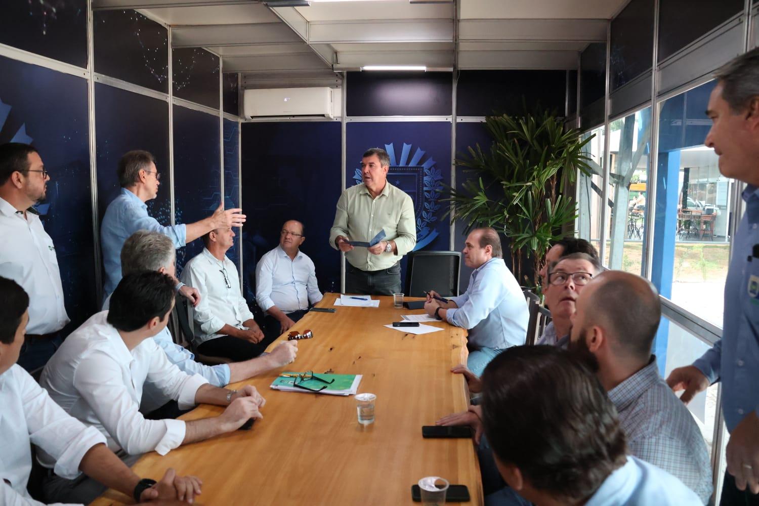 Governador recebe setores produtivos em gabinete itinerante na Expogrande. Governador recebe setores produtivos em gabinete itinerante na Expogrande.