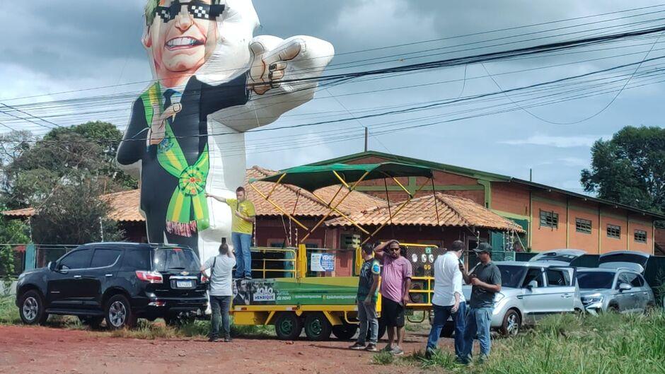 Preterido pelo PL, João Henrique aproveita visita de Lula para ostentar pixuleco de Bolsonaro. Preterido pelo PL, João Henrique aproveita visita de Lula para ostentar pixuleco de Bolsonaro.