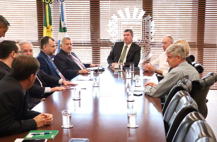 Com ações habitacionais e de saneamento básico em expansão, Governo de MS e Caixa definem projetos. Com ações habitacionais e de saneamento básico em expansão, Governo de MS e Caixa definem projetos.