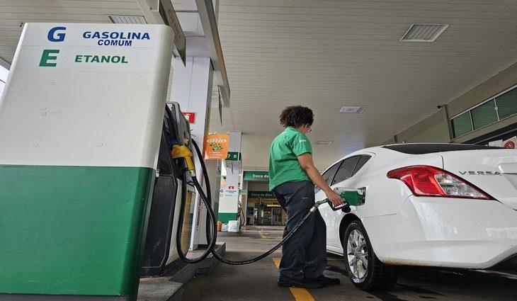 Etanol e gasolina aditivada tem maior variação de preço em abril, aponta pesquisa. Etanol e gasolina aditivada tem maior variação de preço em abril, aponta pesquisa.