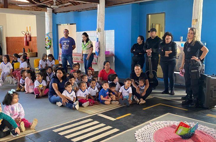 Geladeira Literária: projeto desenvolvido em presídio também leva literatura a escolas infantis. Geladeira Literária: projeto desenvolvido em presídio também leva literatura a escolas infantis.