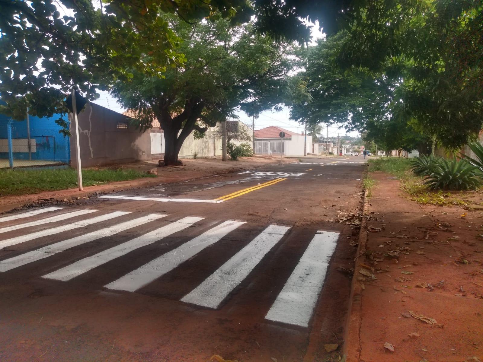 Melhoria para a comunidade: Indicação do Professor Riverton leva segurança ao bairro Piratinga com sinalização de trânsito em frente à EMEI.