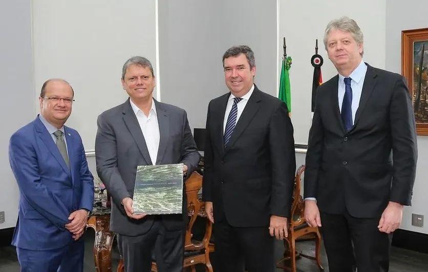O Governador Eduardo Riedel nega articulação com PSD e adianta vinda de Tarcísio a Mato Grosso do Sul. O Governador Eduardo Riedel nega articulação com PSD e adianta vinda de Tarcísio a Mato Grosso do Sul.