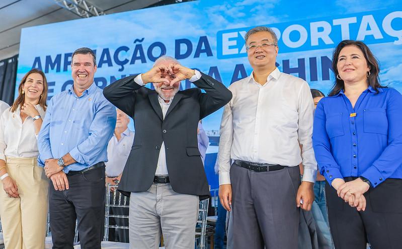 O Governador Eduardo Riedel pede fim da polarização, agradece a Lula por obras e promete acabar com pobreza. O Governador Eduardo Riedel pede fim da polarização, agradece a Lula por obras e promete acabar com pobreza.