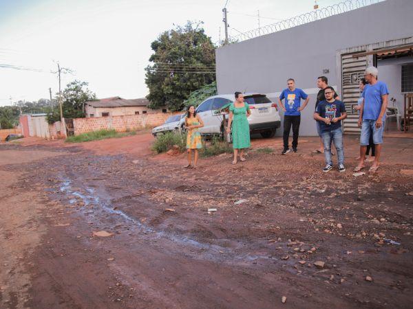 Papy vai conferir indicação de patrolamento em rua e recebe pedido de área de lazer.