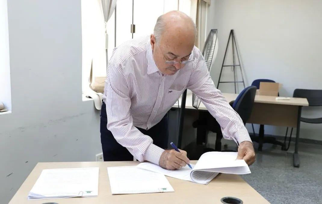 Prefeito, vice e secretários podem devolver salário após denúncia de irregularidade em reajuste. Prefeito, vice e secretários podem devolver salário após denúncia de irregularidade em reajuste.