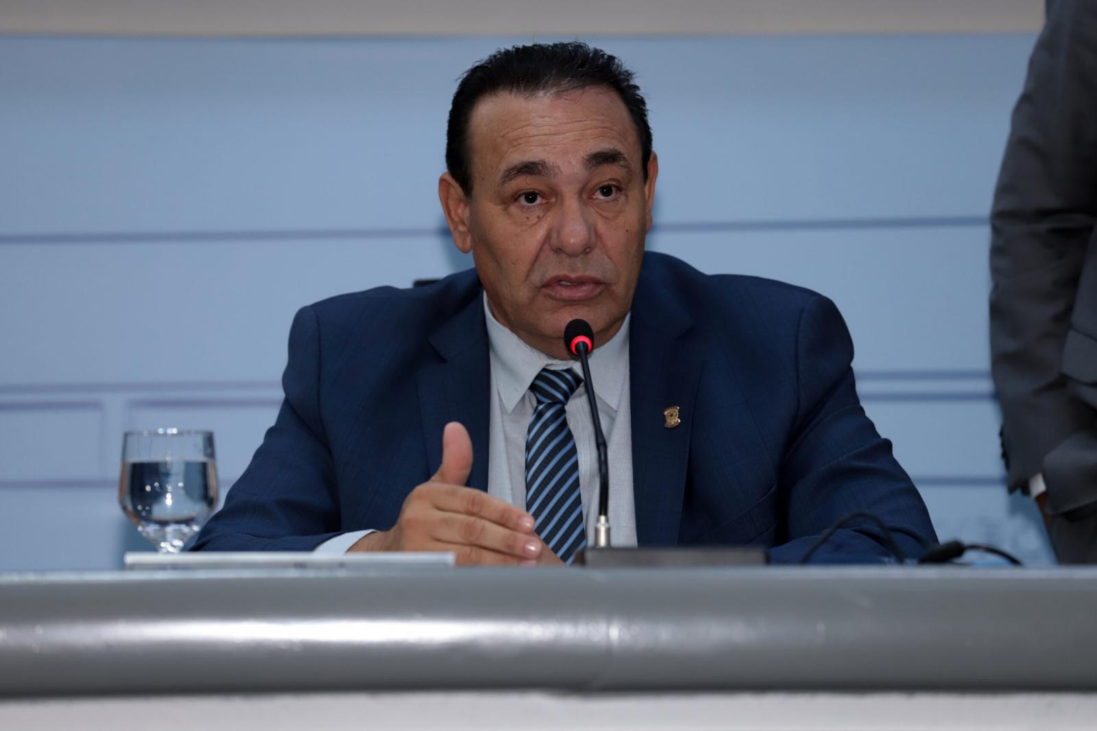 Presidente Carlão cobra da prefeitura que reforce manutenção e segurança dos cemitérios públicos para coibir a ação de vândalos.