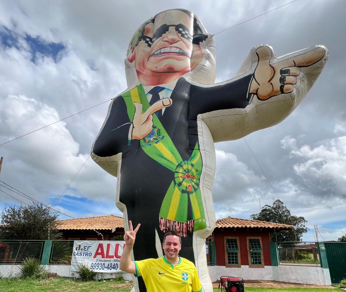 Preterido pelo PL, João Henrique aproveita visita de Lula para ostentar pixuleco de Bolsonaro. Preterido pelo PL, João Henrique aproveita visita de Lula para ostentar pixuleco de Bolsonaro.