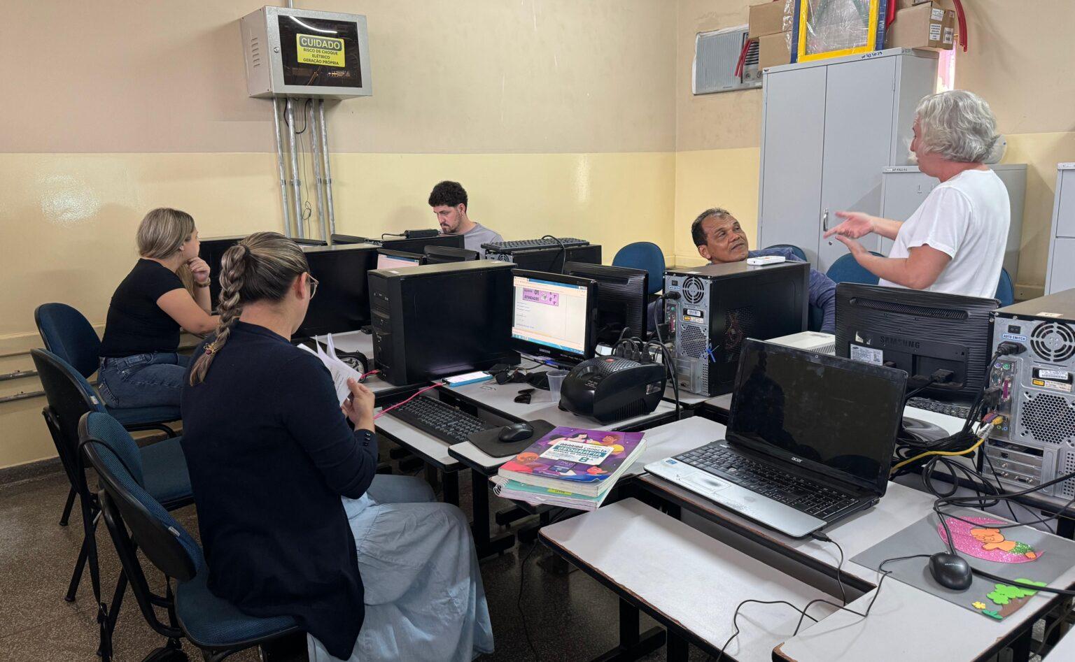 Professores de Geografia e pedagogos da Reme passam por formação sobre o Sisgran.