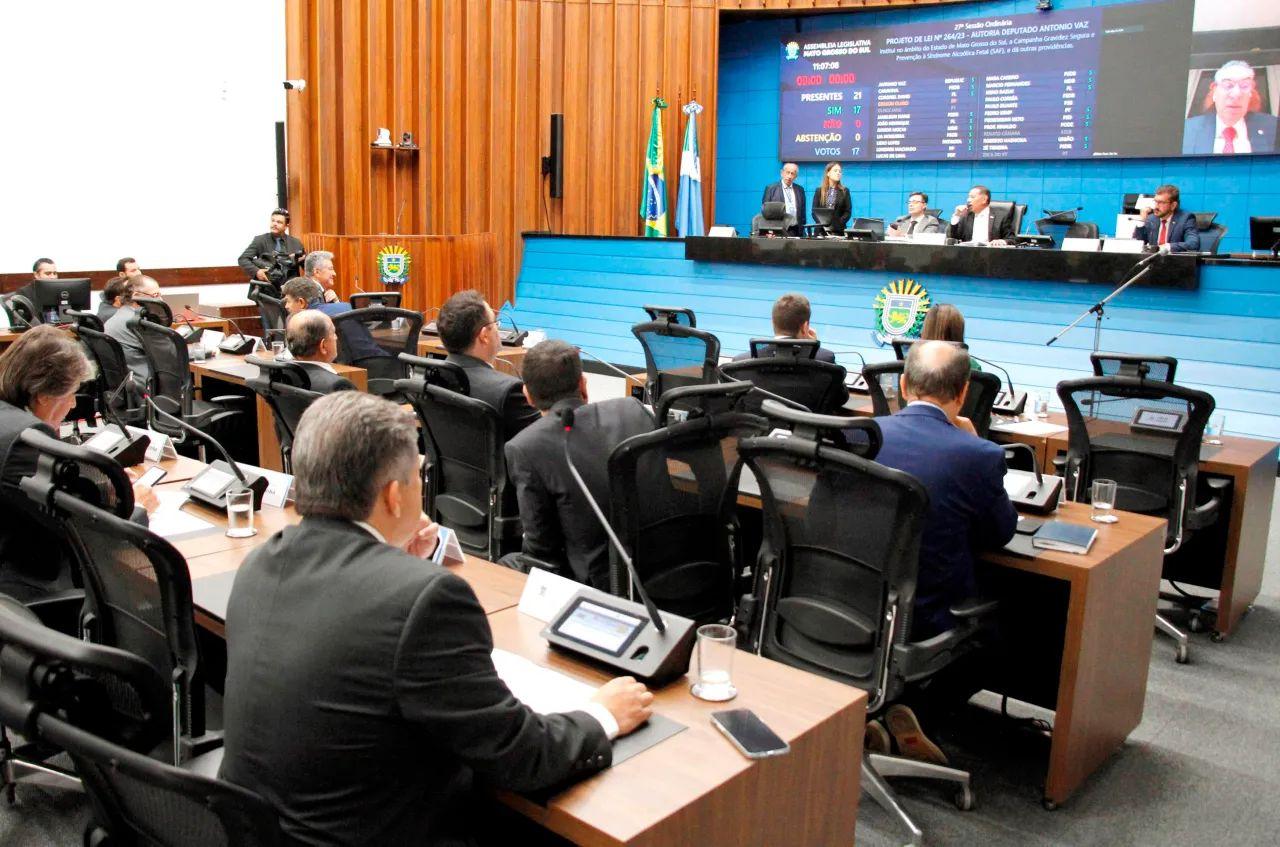 Servidores da Assembleia terão aumento no salário e auxílio-alimentação e transporte. Servidores da Assembleia terão aumento no salário e auxílio-alimentação e transporte.