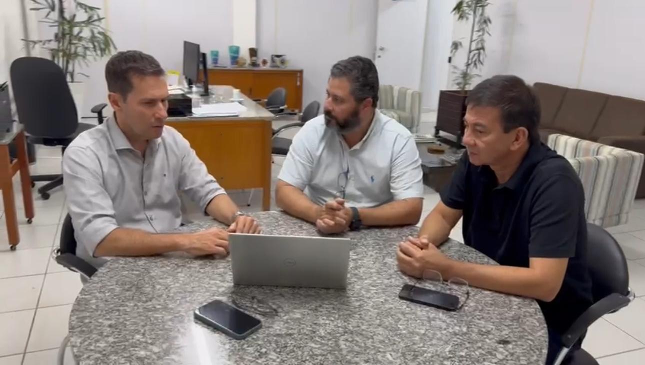 Vereador Villasanti intercede por falta de manutenção e segurança na Praça das Águas.