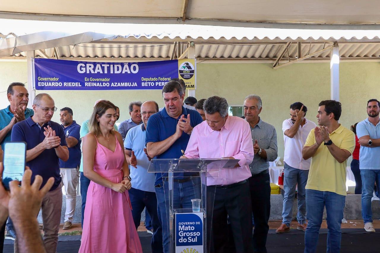 Para fortalecer atendimento ‘na ponta’, Governo de MS assina termo de cooperação com União das Associações de Moradores. Para fortalecer atendimento ‘na ponta’, Governo de MS assina termo de cooperação com União das Associações de Moradores.