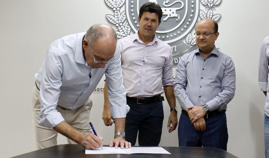 Costa Rica e Caracol são beneficiados com convênios de R$ 8 milhões para investir em infraestrutura urbana. Costa Rica e Caracol são beneficiados com convênios de R$ 8 milhões para investir em infraestrutura urbana.