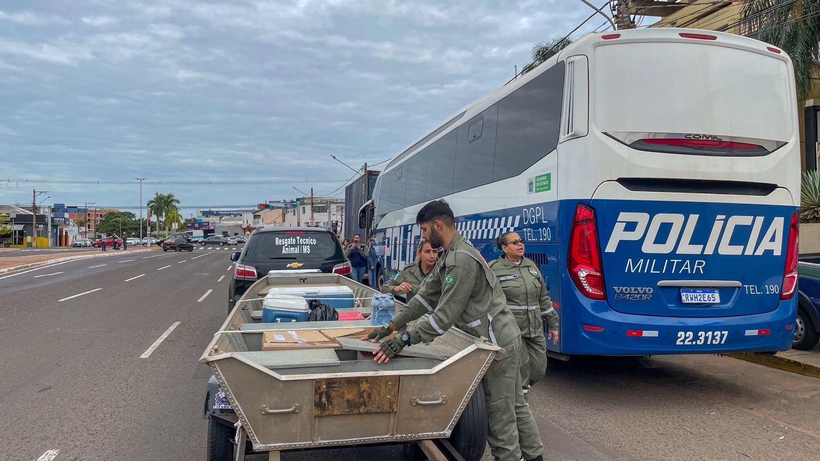 Governo de MS envia insumos e equipe especializada para auxiliar no resgate de animais no RS. Governo de MS envia insumos e equipe especializada para auxiliar no resgate de animais no RS.