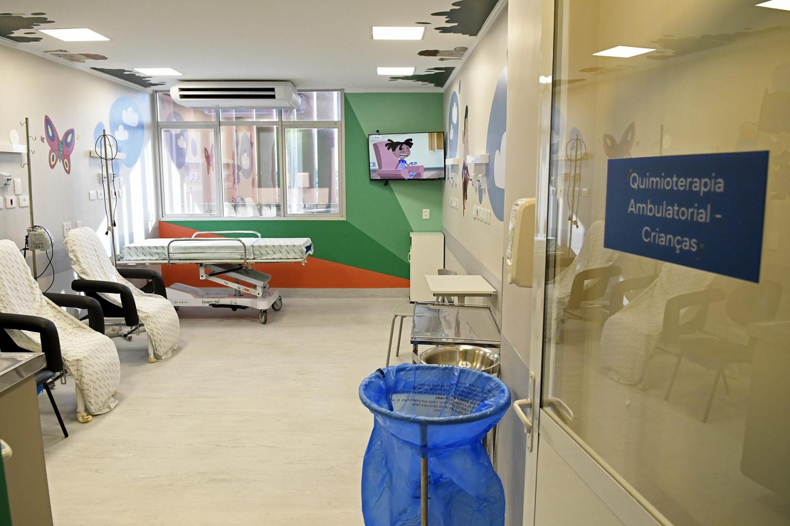 Com apoio do Governador Eduardo Riedel de Mato Grosso do Sul, AACC entrega reforma do centro de tratamento de oncologia infantil no HR. Com apoio do Governador Eduardo Riedel de Mato Grosso do Sul, AACC entrega reforma do centro de tratamento de oncologia infantil no HR.