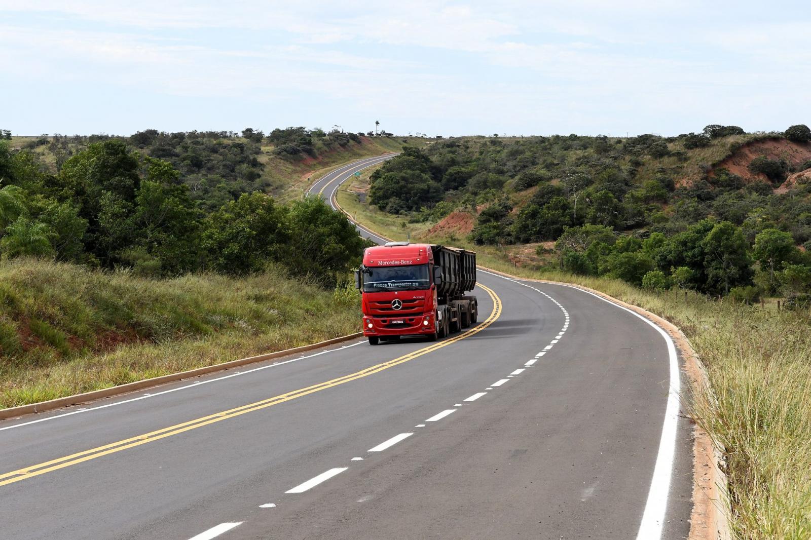 Na reta final, obra na MS-270 traz benefícios e muda realidade na região de fronteira. Na reta final, obra na MS-270 traz benefícios e muda realidade na região de fronteira.
