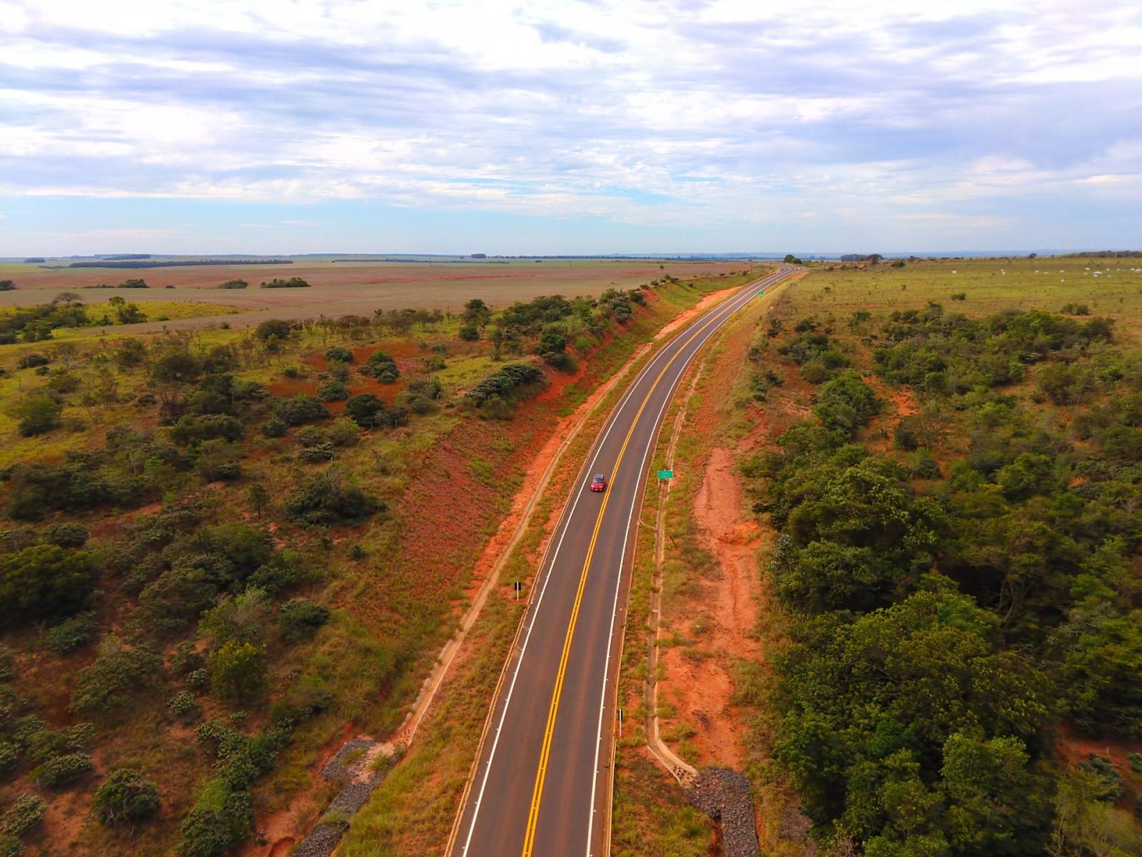 Na reta final, obra na MS-270 traz benefícios e muda realidade na região de fronteira. Na reta final, obra na MS-270 traz benefícios e muda realidade na região de fronteira.