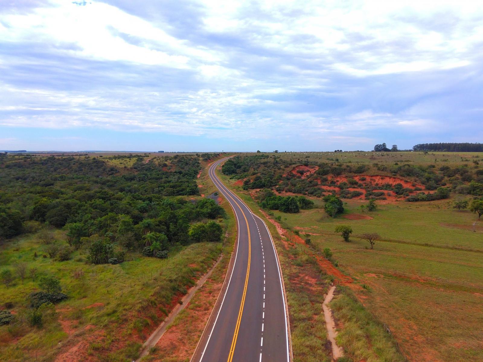 Na reta final, obra na MS-270 traz benefícios e muda realidade na região de fronteira. Na reta final, obra na MS-270 traz benefícios e muda realidade na região de fronteira.