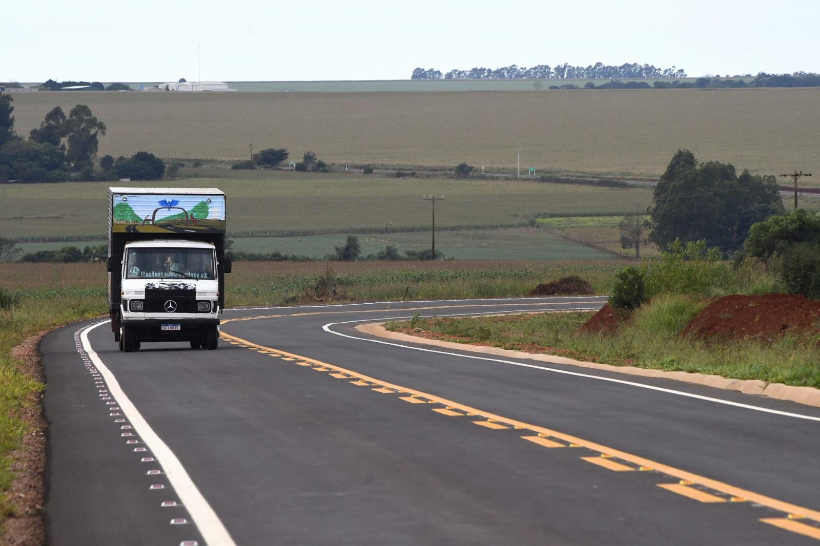 Na reta final, obra na MS-270 traz benefícios e muda realidade na região de fronteira. Na reta final, obra na MS-270 traz benefícios e muda realidade na região de fronteira.