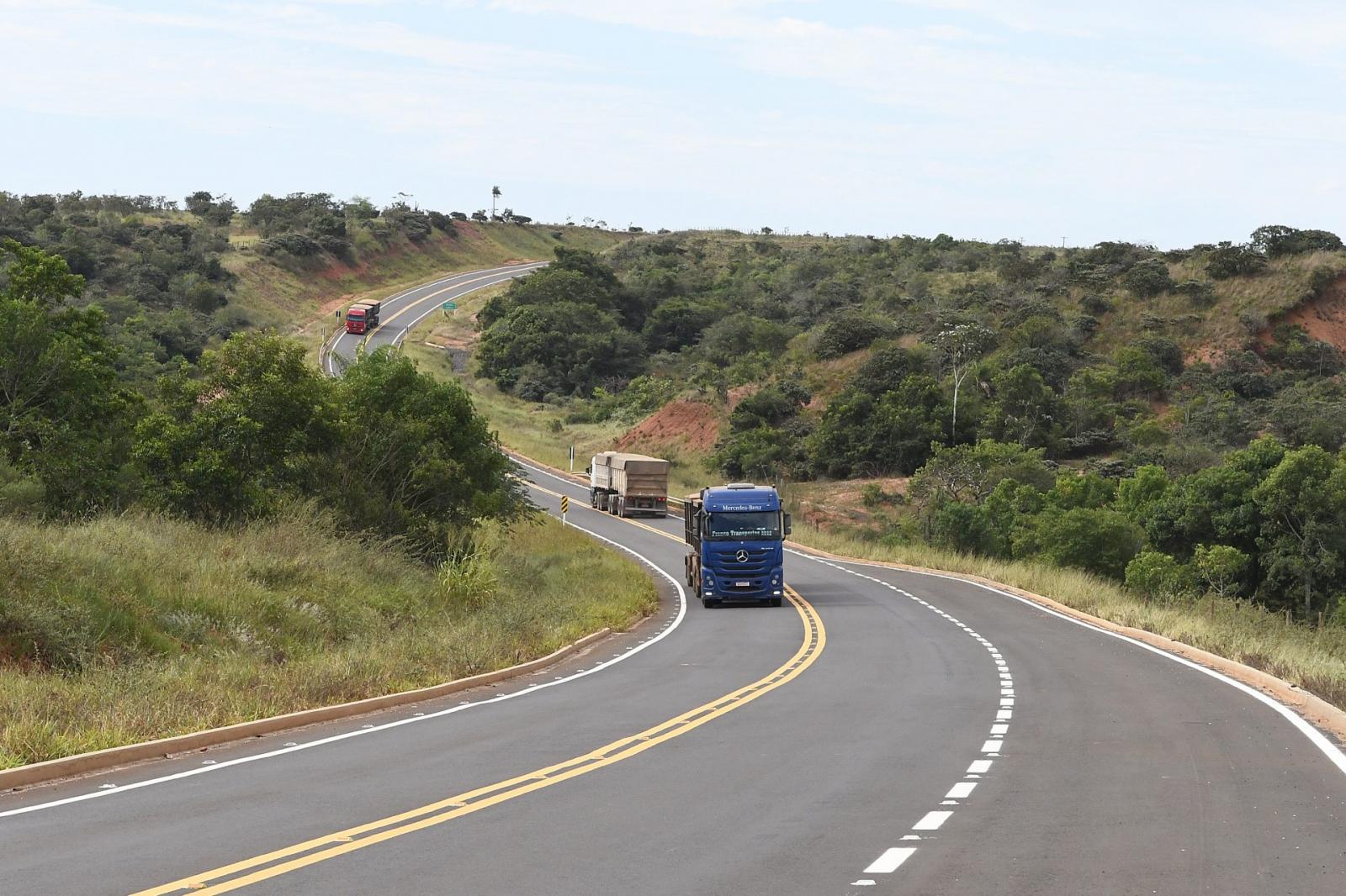 Na reta final, obra na MS-270 traz benefícios e muda realidade na região de fronteira. Na reta final, obra na MS-270 traz benefícios e muda realidade na região de fronteira.