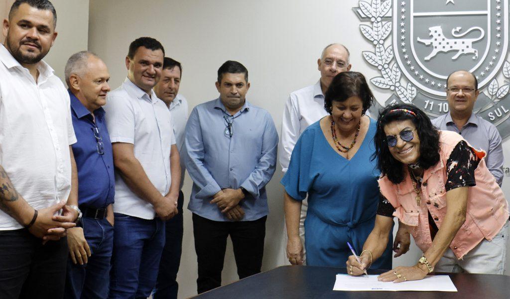 Novos convênios com municípios somam R$ 81,9 milhões, garantindo obras e melhorias aos sul-mato-grossenses. Novos convênios com municípios somam R$ 81,9 milhões, garantindo obras e melhorias aos sul-mato-grossenses.