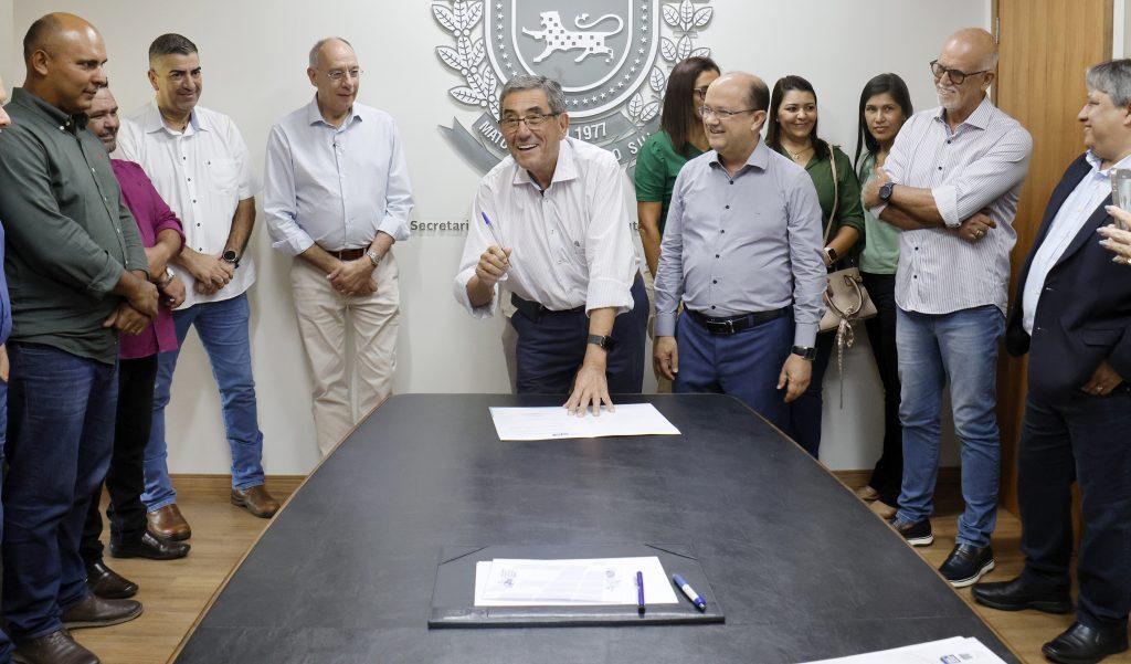 Novos convênios com municípios somam R$ 81,9 milhões, garantindo obras e melhorias aos sul-mato-grossenses. Novos convênios com municípios somam R$ 81,9 milhões, garantindo obras e melhorias aos sul-mato-grossenses.