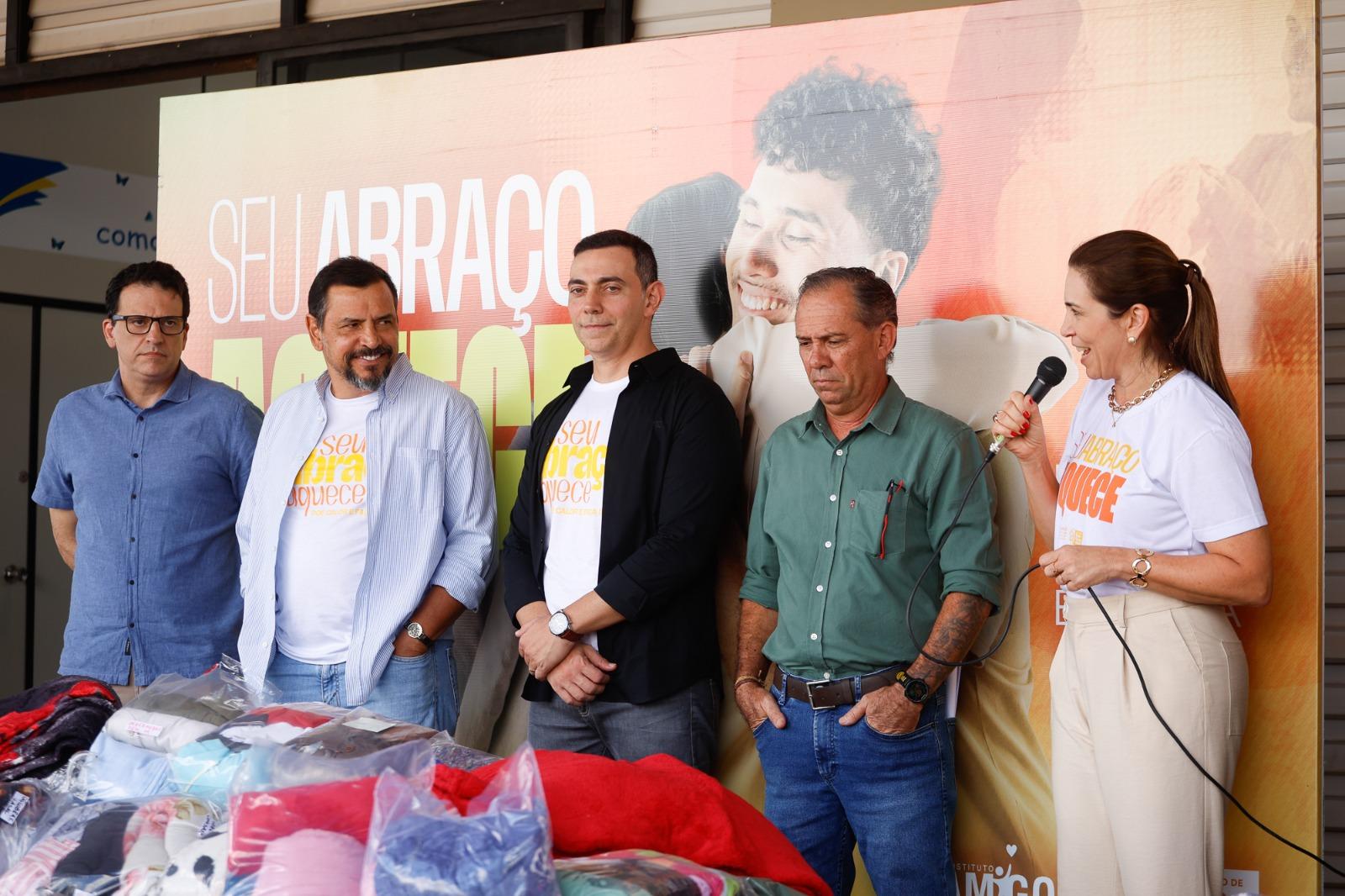 Na Setesc, primeira-dama de MS recebe doações da campanha do agasalho Seu Abraço Aquece. Na Setesc, primeira-dama de MS recebe doações da campanha do agasalho Seu Abraço Aquece.