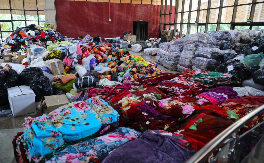Campanha do agasalho “Seu Abraço Aquece” chega ao final com recorde de peças arrecadadas. Campanha do agasalho “Seu Abraço Aquece” chega ao final com recorde de peças arrecadadas.