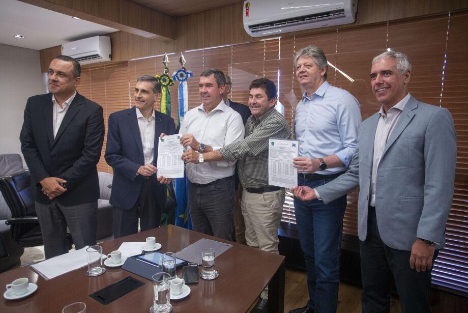 Além da fábrica de R$ 28 bi, Arauco fará ferrovia de R$ 800 milhões. Além da fábrica de R$ 28 bi, Arauco fará ferrovia de R$ 800 milhões.