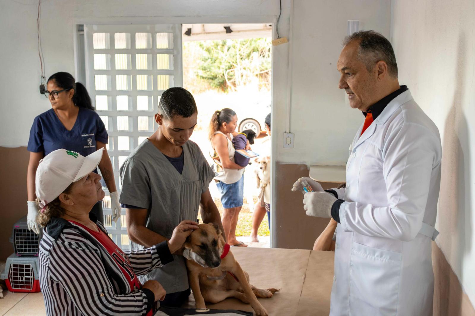 Atendendo a população e os animais, o Gabinete Itinerante do vereador Prof. André Luis foi ao Jardim Noroeste.