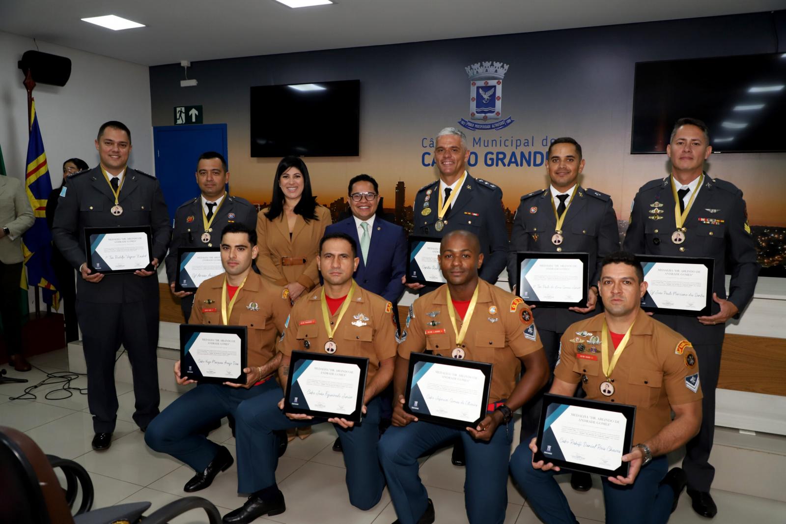 Bombeiros que atuaram nas enchentes do RS são homenageados na Câmara.