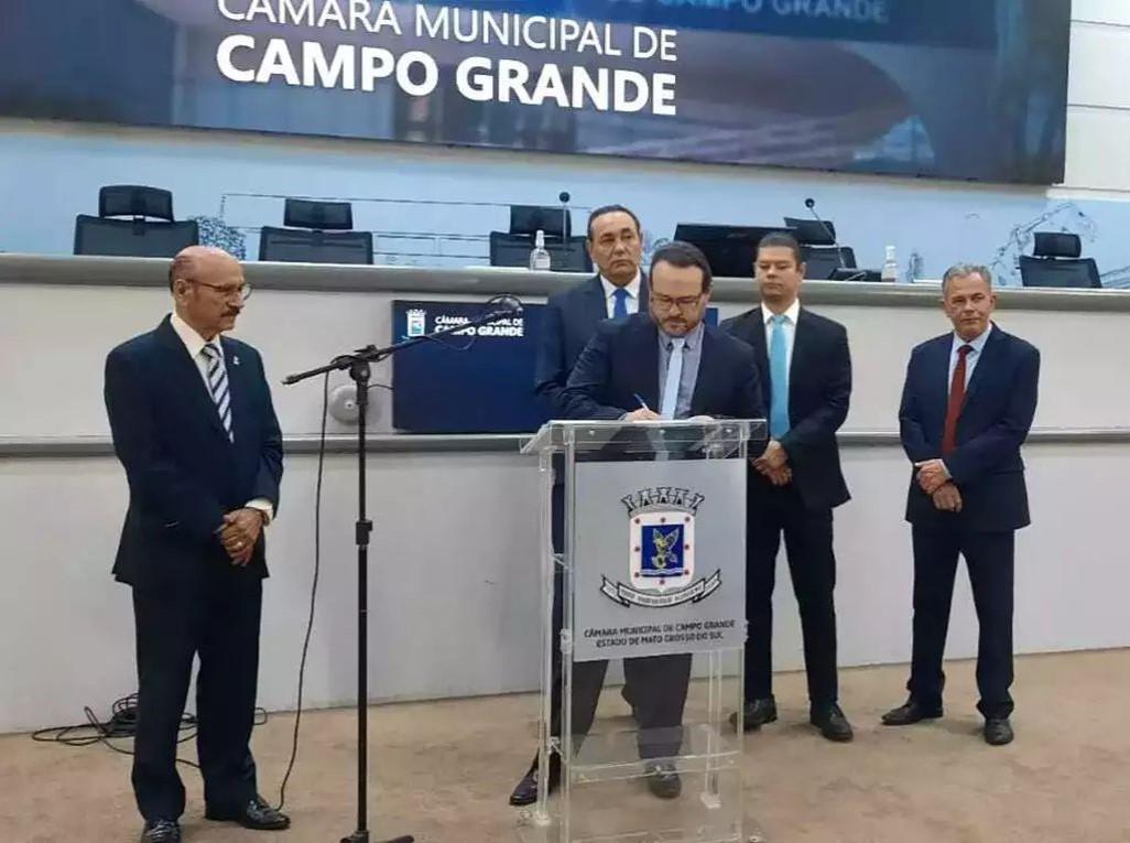 Câmara Municipal empossa Dr. Lívio como vereador de Campo Grande-MS.