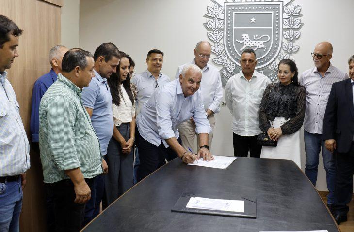 Costa Rica e Caracol são beneficiados com convênios de R$ 8 milhões para investir em infraestrutura urbana. Costa Rica e Caracol são beneficiados com convênios de R$ 8 milhões para investir em infraestrutura urbana.