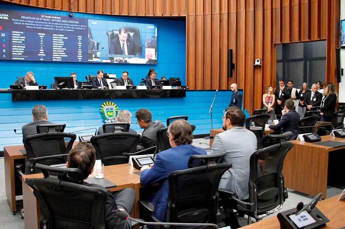 Deputados emendam mais um feriado e só retornam na próxima semana. Deputados emendam mais um feriado e só retornam na próxima semana.