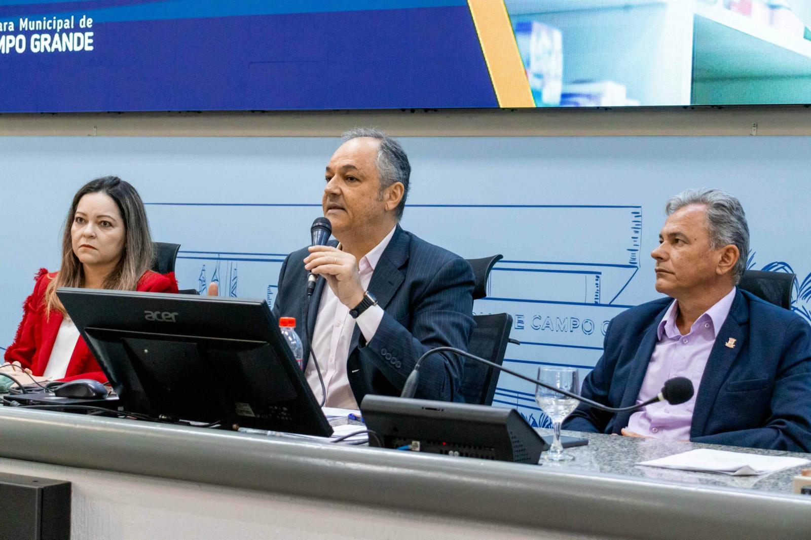 Em audiência pública, Vereador Prof. André Luis destaca importância da Farmácia Solidária.