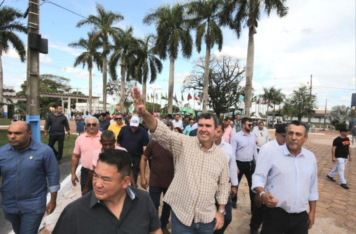Em exposição agropecuária de Glória de Dourados, governador reforça compromisso com municipalismo.