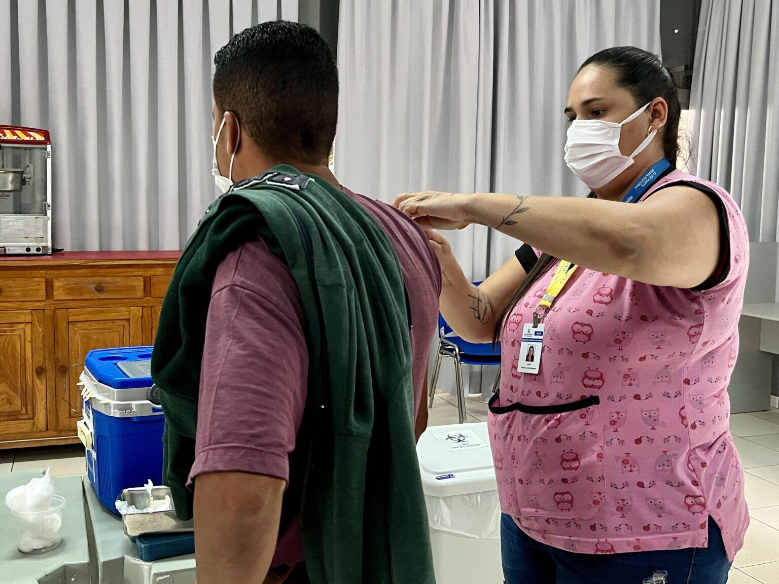 Feriadão e fim de semana tem vacinação em unidades, shoppings e supermercados.