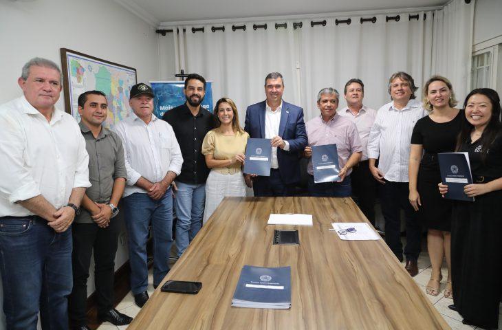 Governo participa da assinatura de emendas na saúde que beneficiam 15 cidades. Governo participa da assinatura de emendas na saúde que beneficiam 15 cidades.