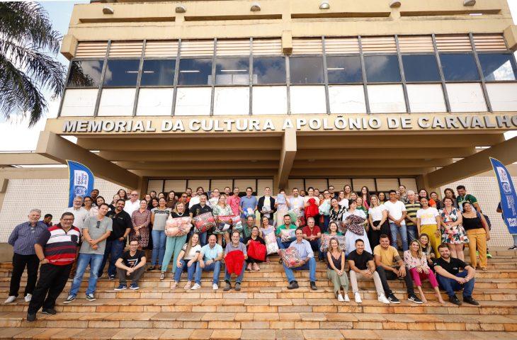 Na Setesc, primeira-dama de MS recebe doações da campanha do agasalho Seu Abraço Aquece. Na Setesc, primeira-dama de MS recebe doações da campanha do agasalho Seu Abraço Aquece.