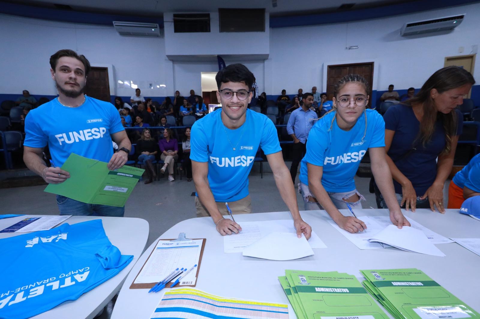 Prefeitura de Campo Grande entrega 27 auxílios para atletas da Capital.