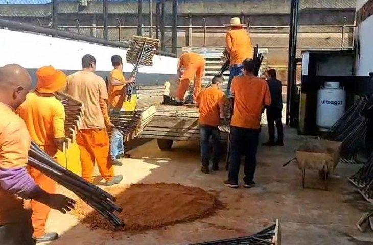 Rodos produzidos em penitenciária de MS vão contribuir com a limpeza de áreas atingidas por enchentes no RS. Rodos produzidos em penitenciária de MS vão contribuir com a limpeza de áreas atingidas por enchentes no RS.