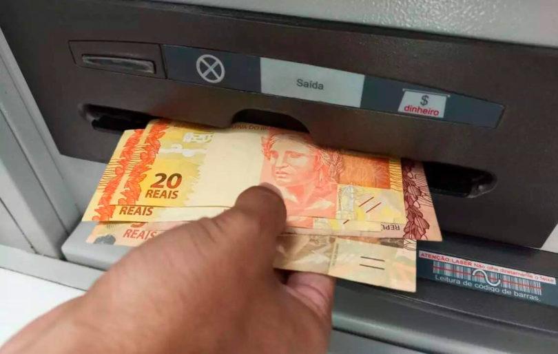 Servidor estadual pode sacar amanhã salário já com reajuste de 3,73%  Servidor estadual pode sacar amanhã salário já com reajuste de 3,73%