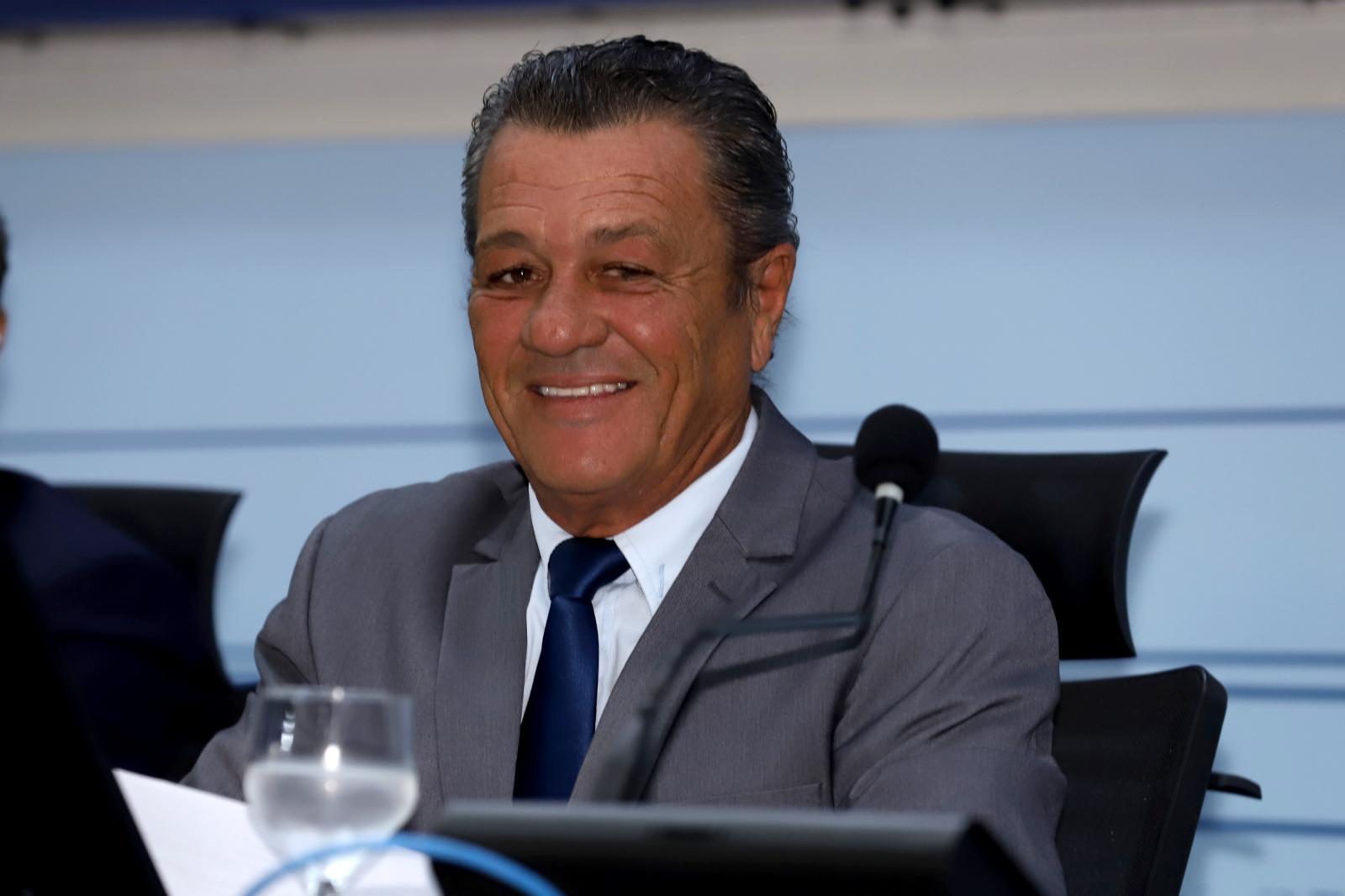 Sinalização, manutenção de bueiros e limpeza são serviços reivindicados pelo vereador Delei Pinheiro .