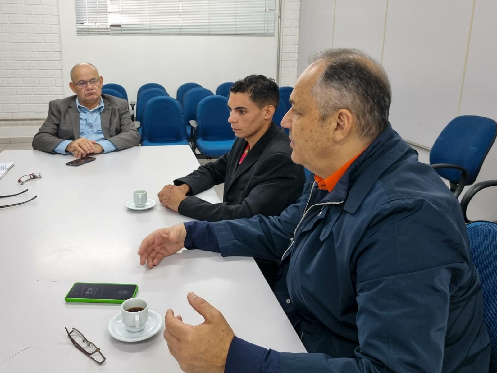 Vereador Professor André Luis leva demandas do transporte público à Agência Municipal de Transporte e Trânsito.
