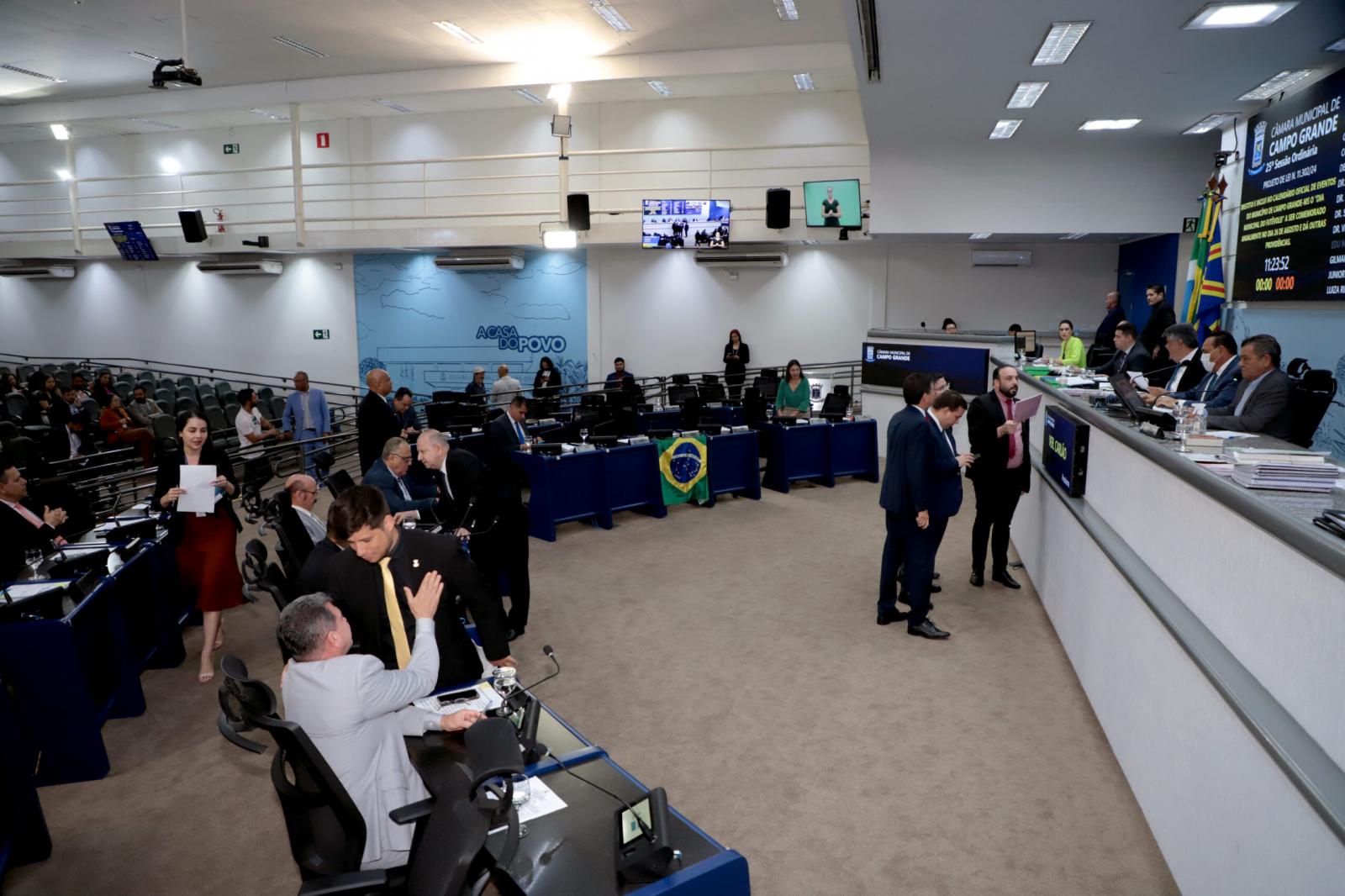 Vereadores aprovam 11 projetos e mantêm três vetos na sessão desta quinta-feira.