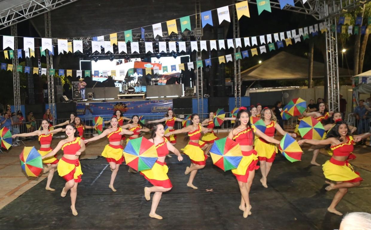 Primeiro dia do 22º Arraial de Santo Antônio lota Praça do Rádio com mais de 10 mil pessoas.
