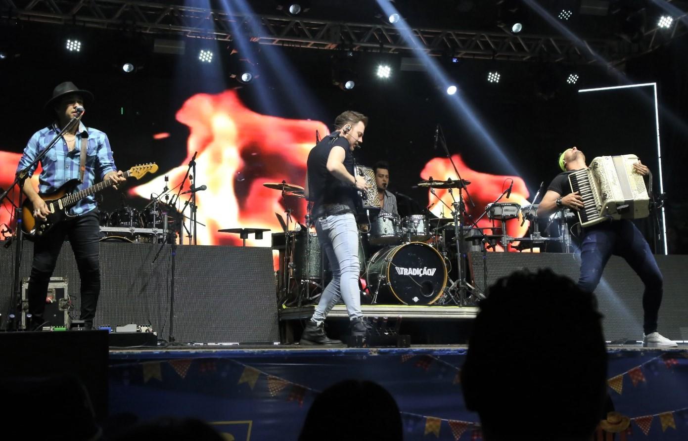 Primeiro dia do 22º Arraial de Santo Antônio lota Praça do Rádio com mais de 10 mil pessoas.