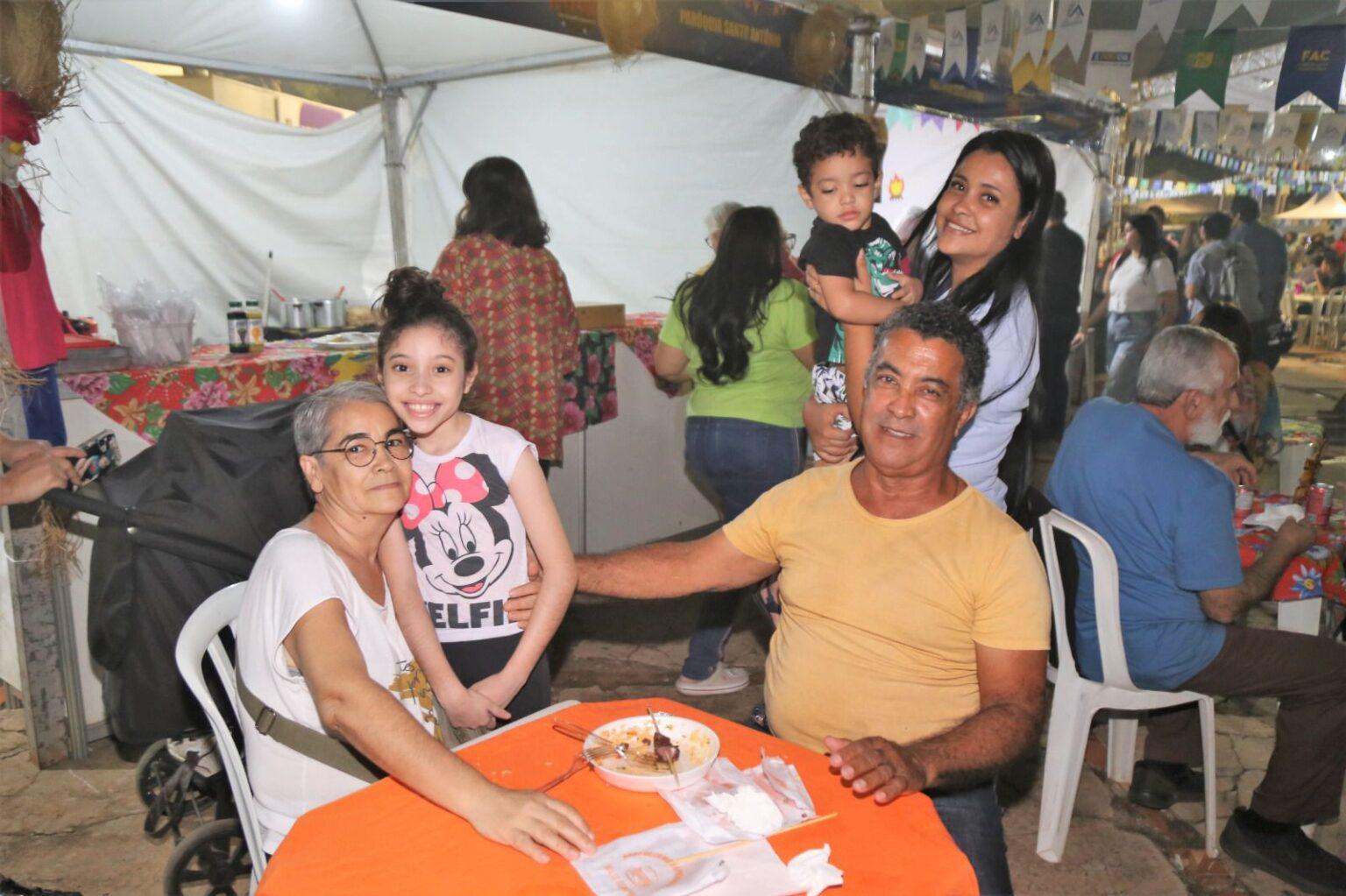 Primeiro dia do 22º Arraial de Santo Antônio lota Praça do Rádio com mais de 10 mil pessoas.